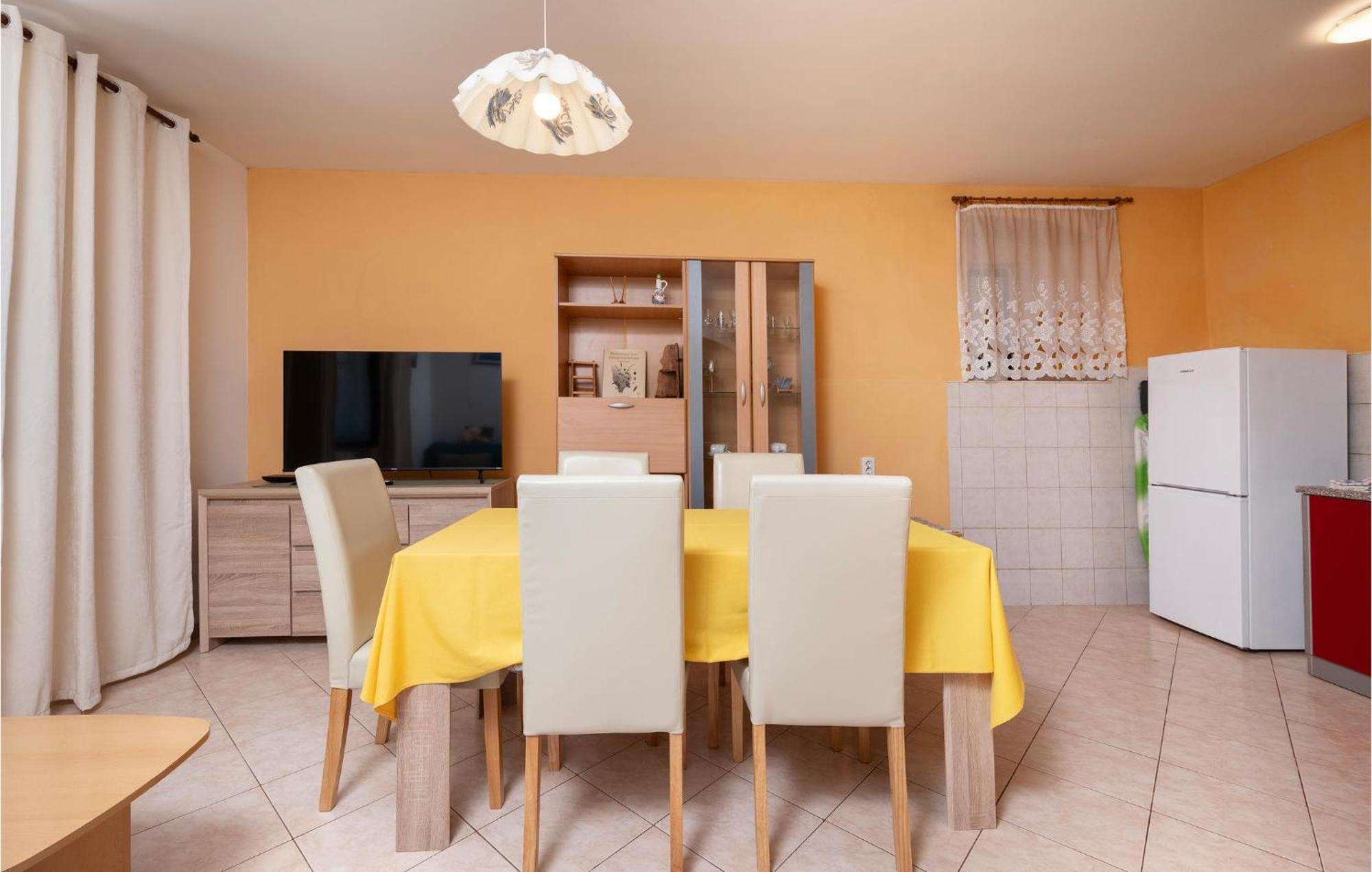 Cozy Apartment In Fazana With Kitchen Eksteriør bilde